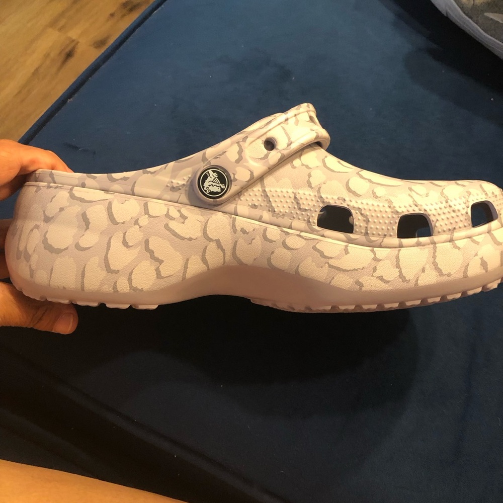 Crocs woman’s White Comfort Clogs - Picture 4 of 12